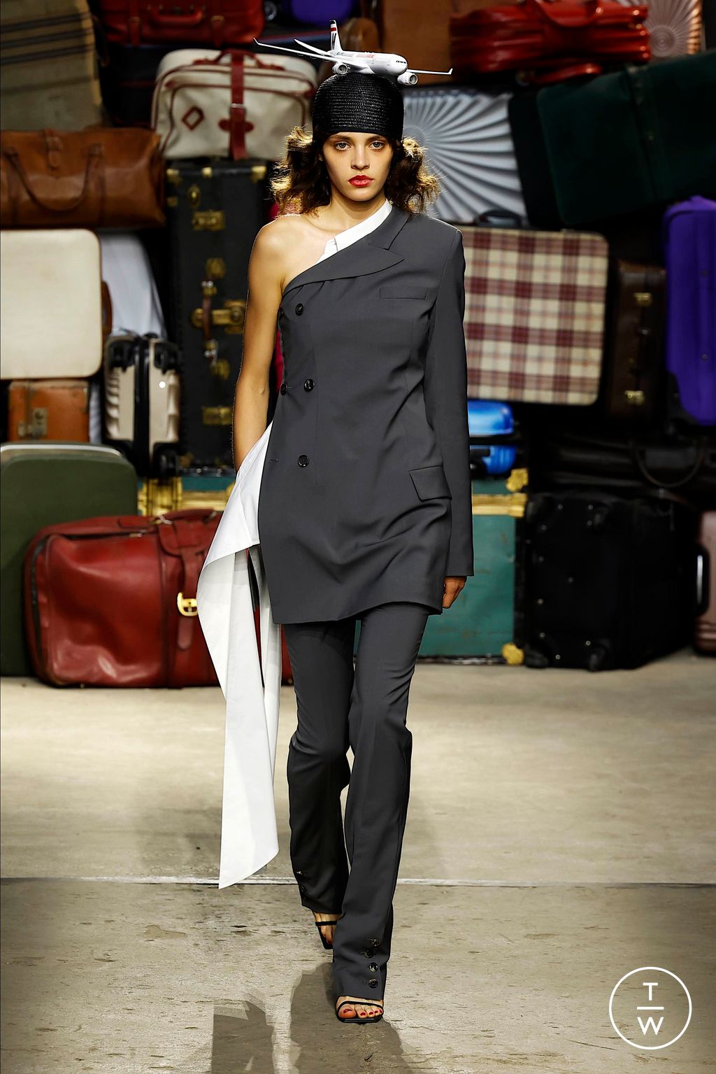 Fashion Week Milan Spring-Summer 2025 look 11 de la collection Moschino menswear