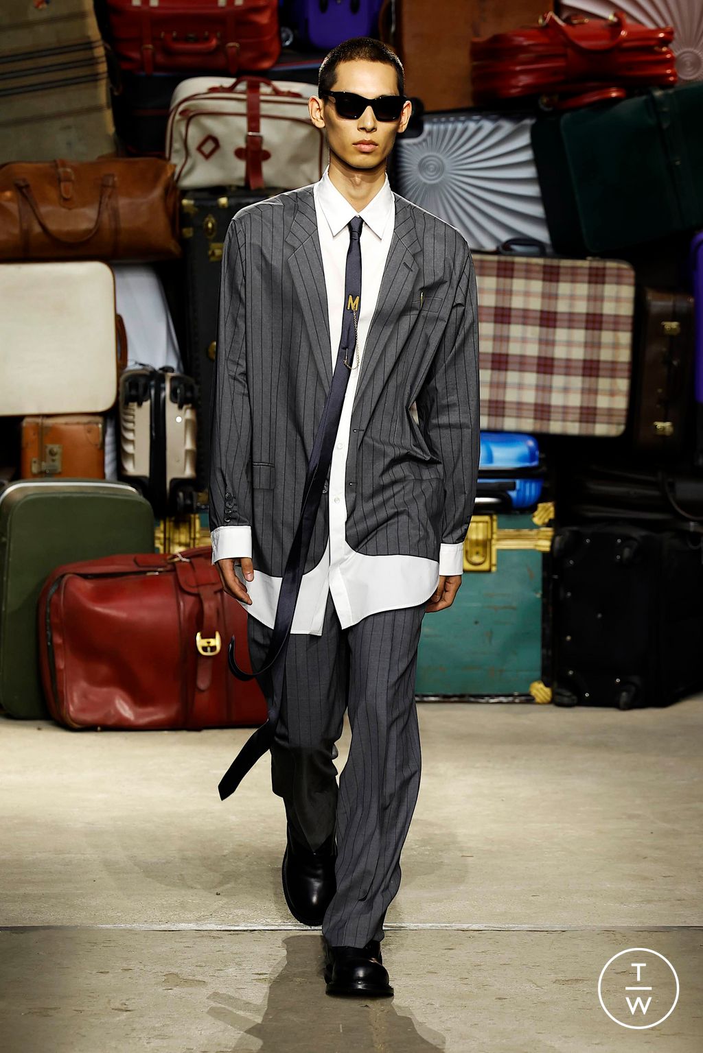 Fashion Week Milan Spring-Summer 2025 look 16 from the Moschino collection 男装