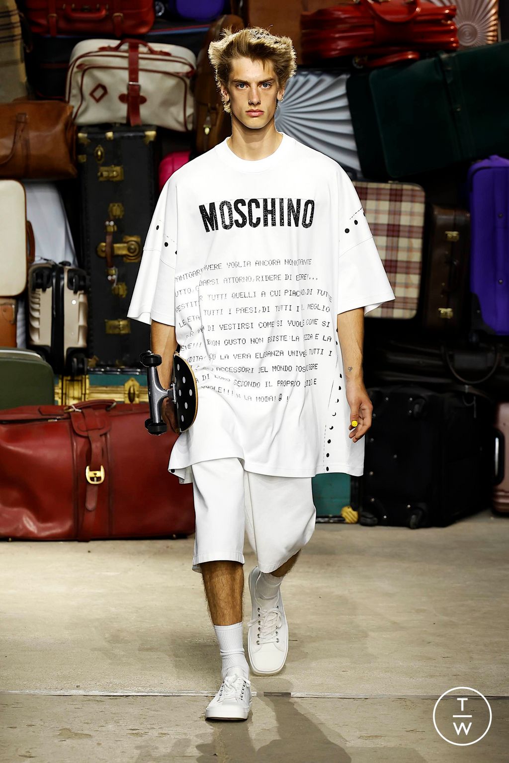 Fashion Week Milan Spring/Summer 2025 look 18 de la collection Moschino menswear