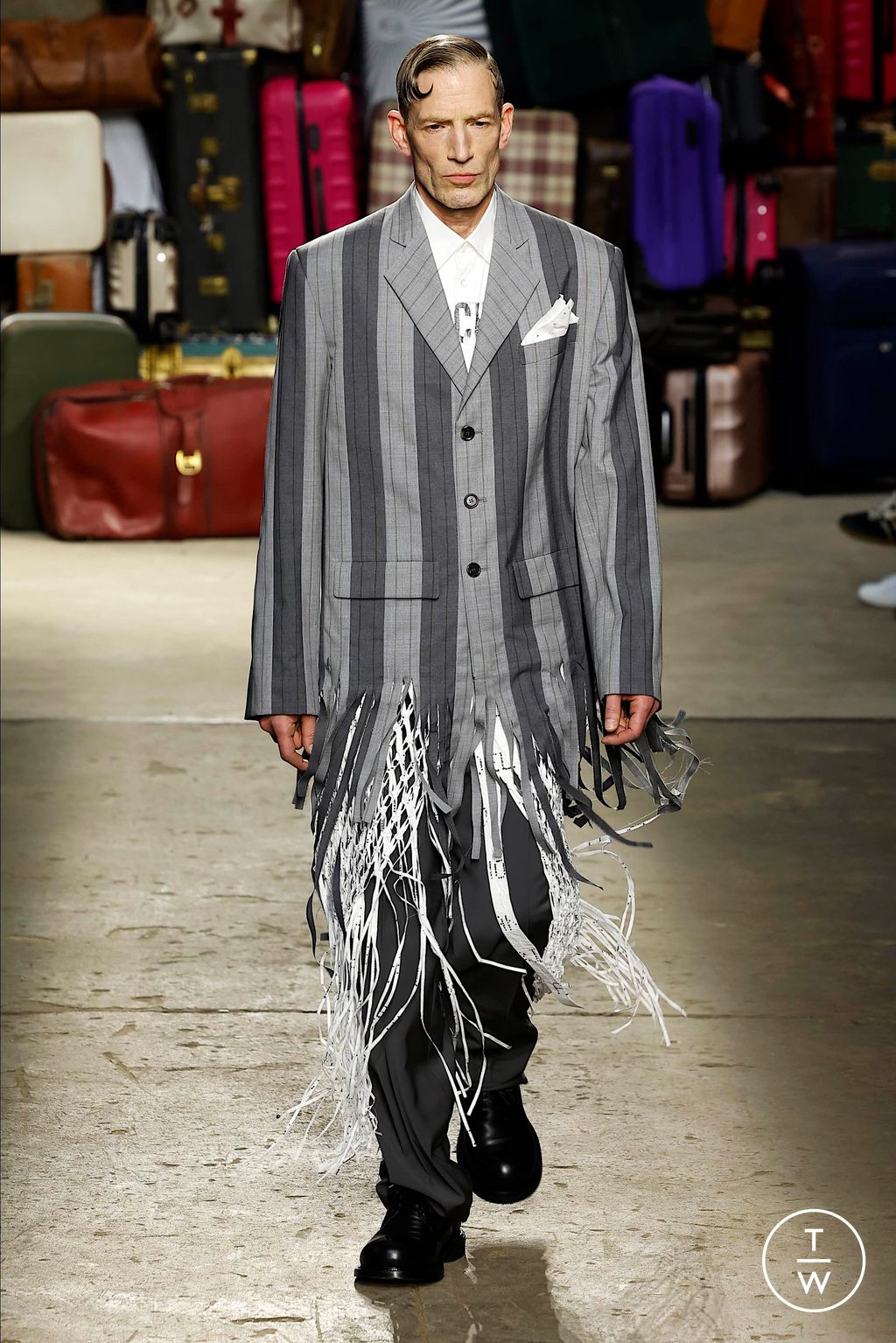 Fashion Week Milan Spring-Summer 2025 look 19 from the Moschino collection menswear