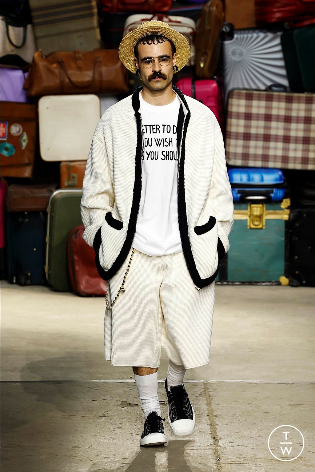 Fashion Week Milan Spring-Summer 2025 look 22 from the Moschino collection 男装