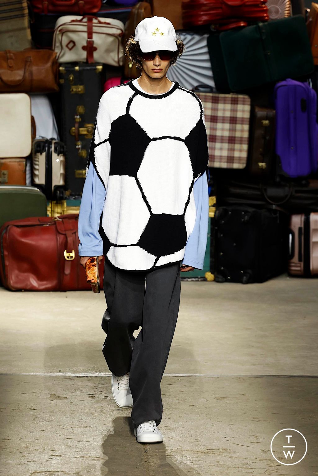 Fashion Week Milan Spring-Summer 2025 look 26 from the Moschino collection menswear