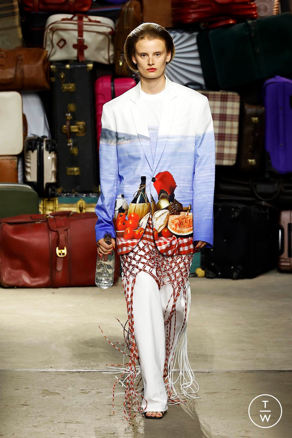 Fashion Week Milan Spring-Summer 2025 look 30 from the Moschino collection 男装