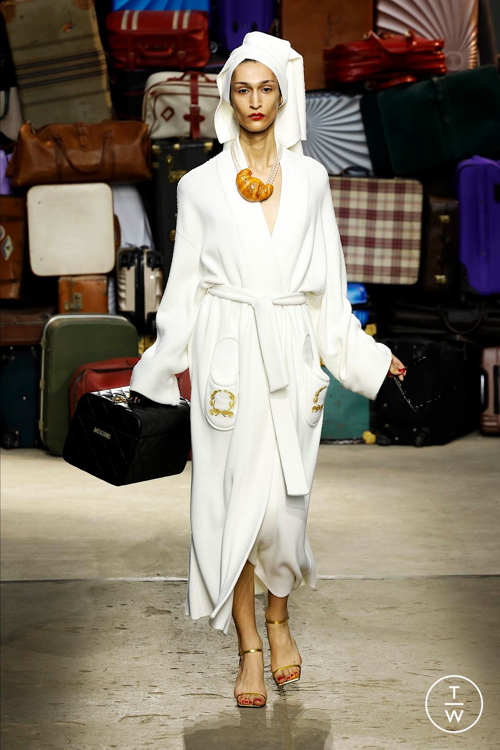 Fashion Week Milan Spring-Summer 2025 look 33 de la collection Moschino menswear