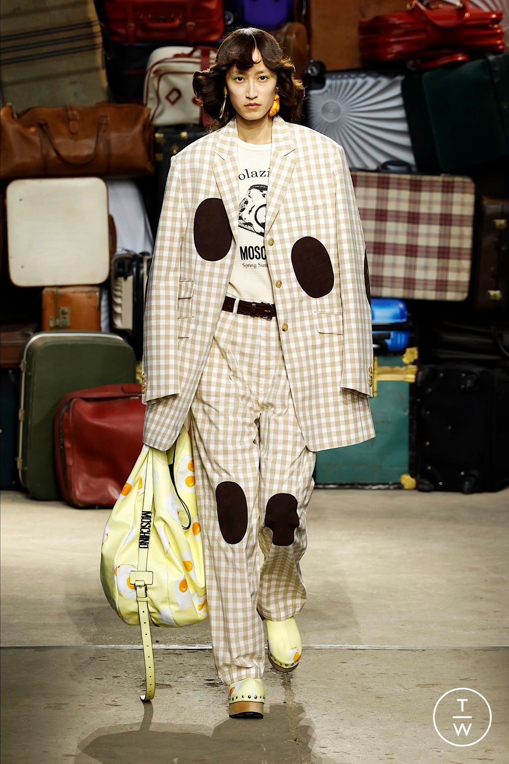 Fashion Week Milan Spring-Summer 2025 look 35 from the Moschino collection 男装