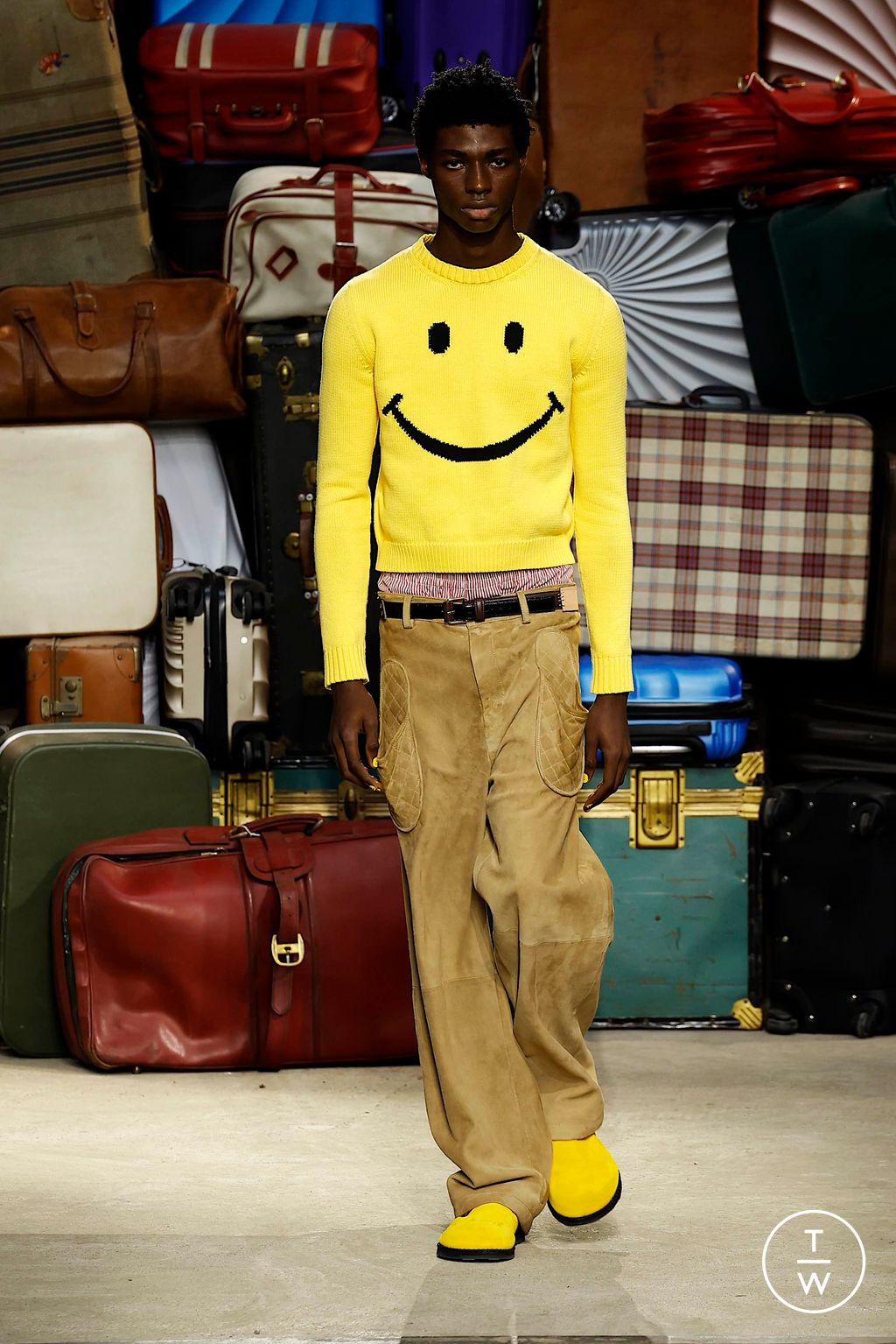 Fashion Week Milan Spring-Summer 2025 look 36 from the Moschino collection menswear