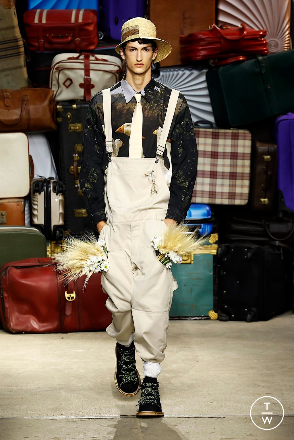 Fashion Week Milan Spring-Summer 2025 look 43 from the Moschino collection menswear
