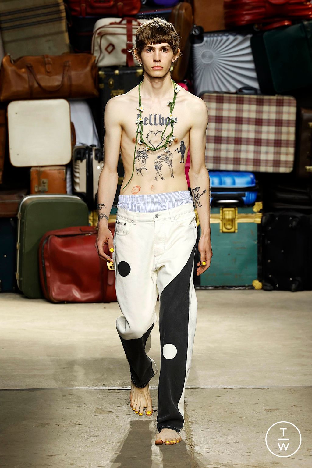 Fashion Week Milan Spring-Summer 2025 look 44 from the Moschino collection 男装