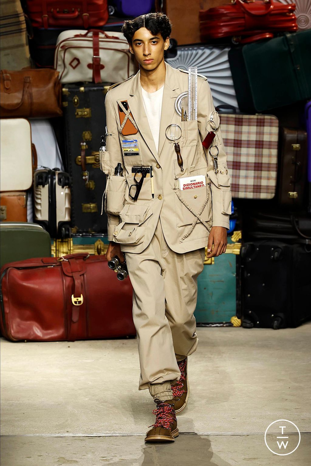 Fashion Week Milan Spring-Summer 2025 look 50 from the Moschino collection 男装