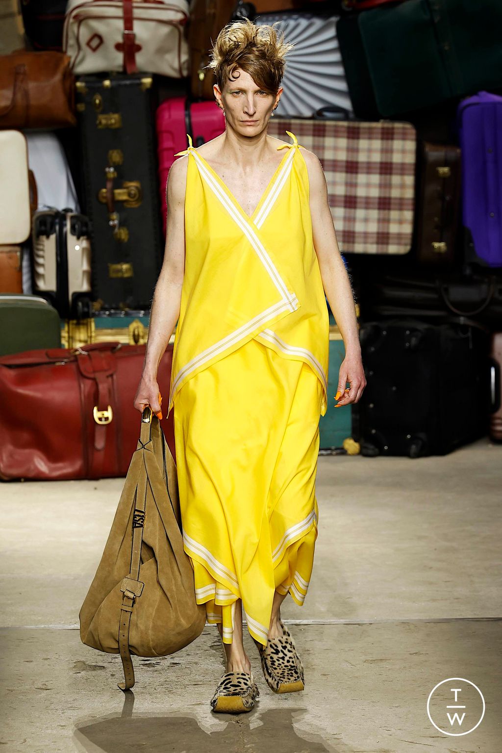 Fashion Week Milan Spring-Summer 2025 look 53 de la collection Moschino menswear