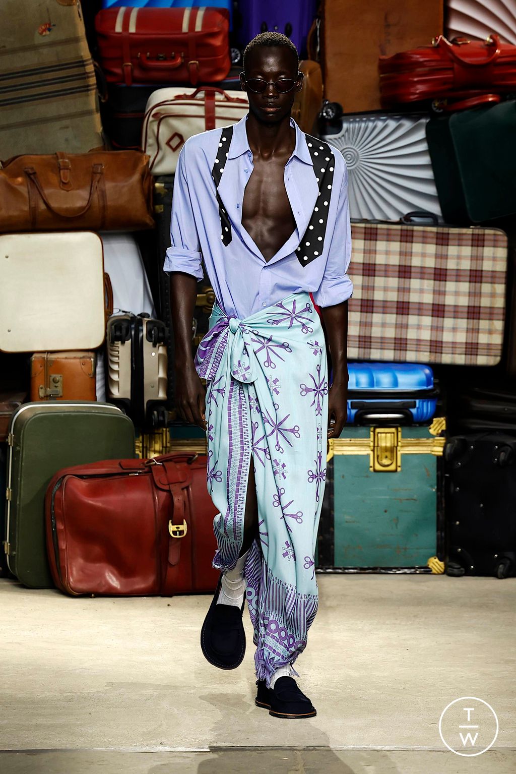 Fashion Week Milan Spring-Summer 2025 look 54 de la collection Moschino menswear