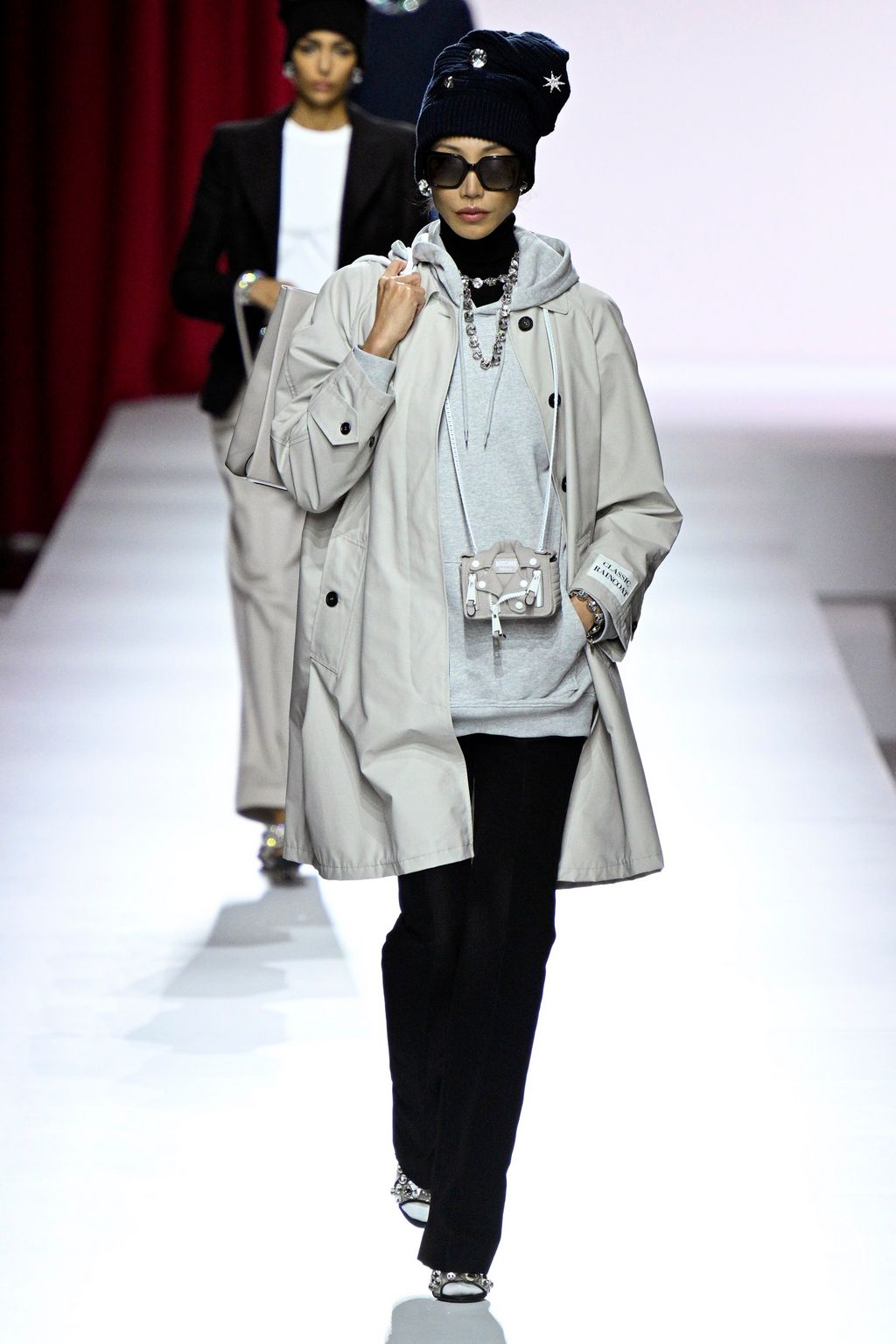 Fashion Week Milan Spring/Summer 2024 look 2 de la collection Moschino womenswear