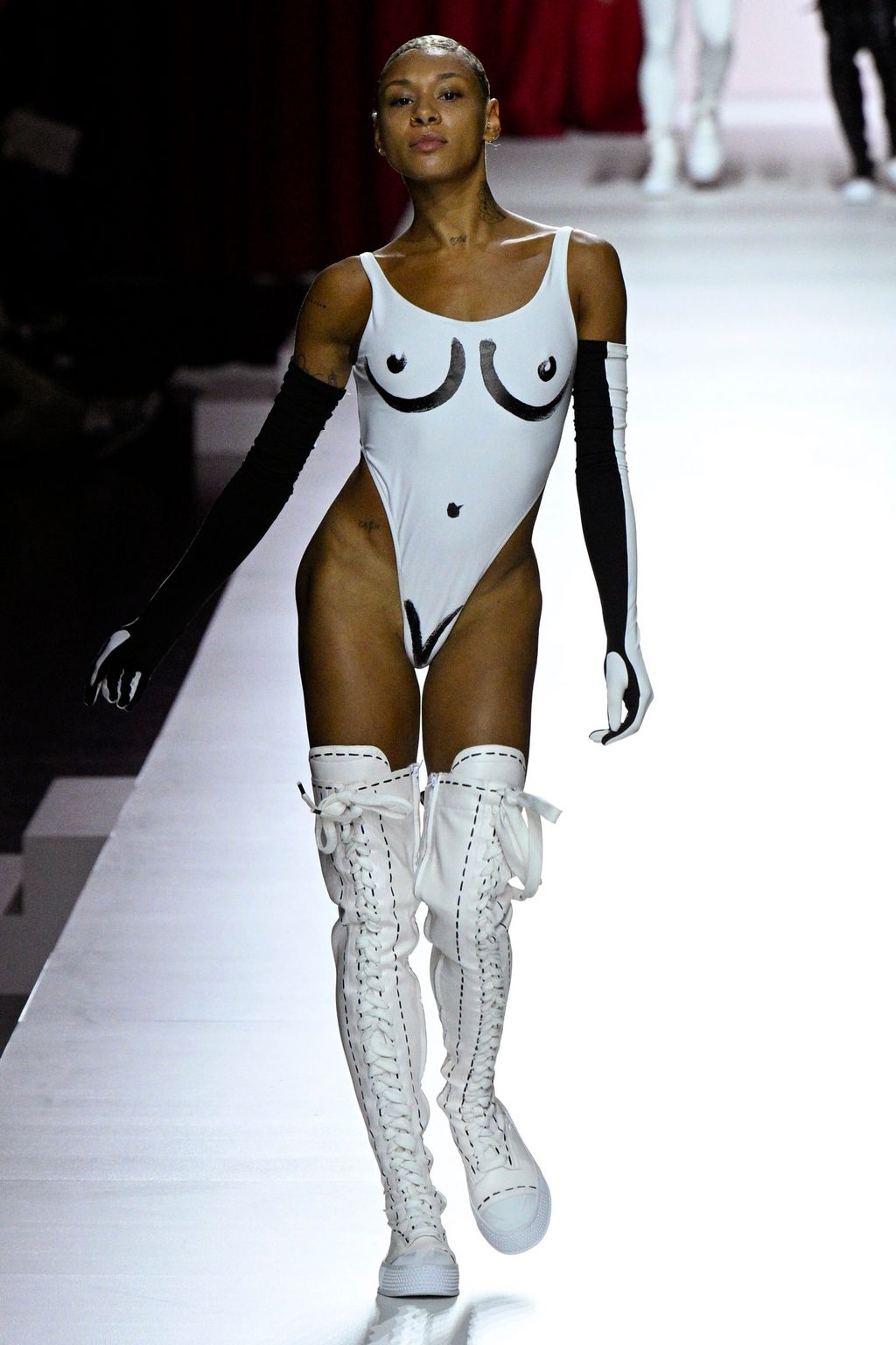 Fashion Week Milan Spring/Summer 2024 look 34 from the Moschino collection 女装