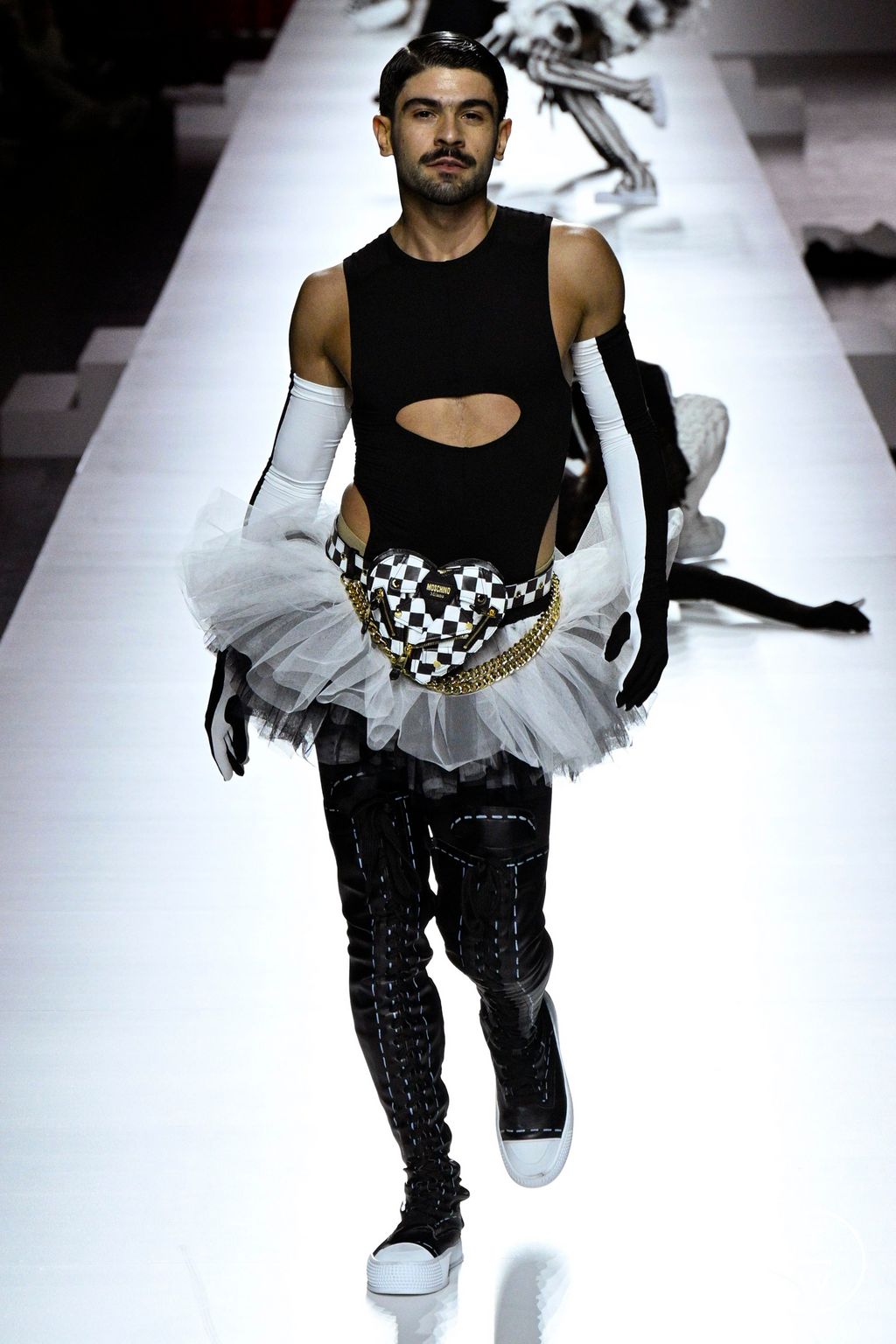Fashion Week Milan Spring/Summer 2024 look 39 de la collection Moschino womenswear