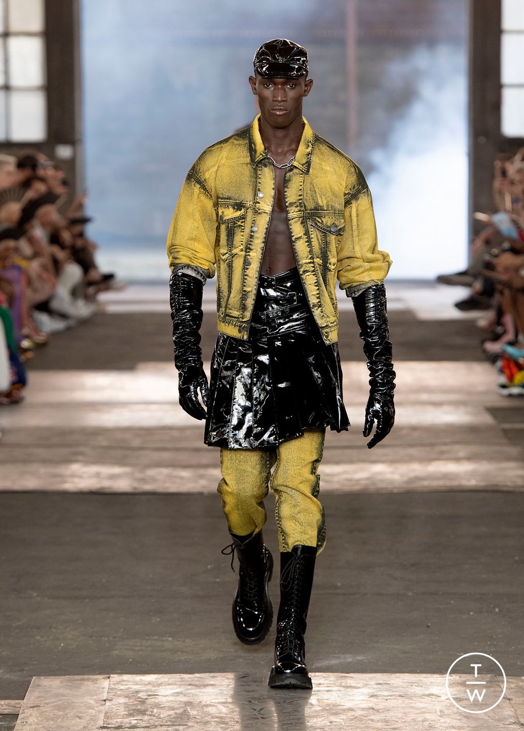 Fashion Week Milan Spring/Summer 2023 look 12 from the Moschino collection menswear