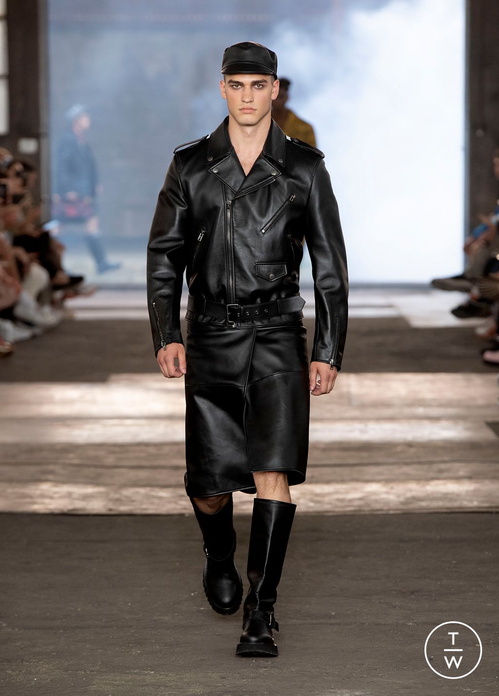 Fashion Week Milan Spring/Summer 2023 look 13 from the Moschino collection 男装