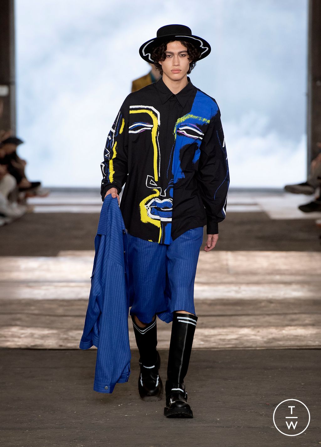Fashion Week Milan Spring/Summer 2023 look 15 from the Moschino collection 男装