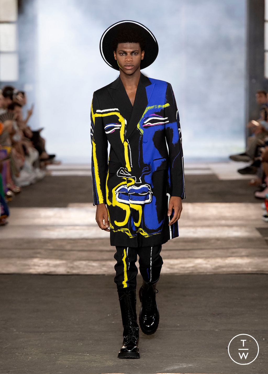 Fashion Week Milan Spring/Summer 2023 look 17 from the Moschino collection menswear