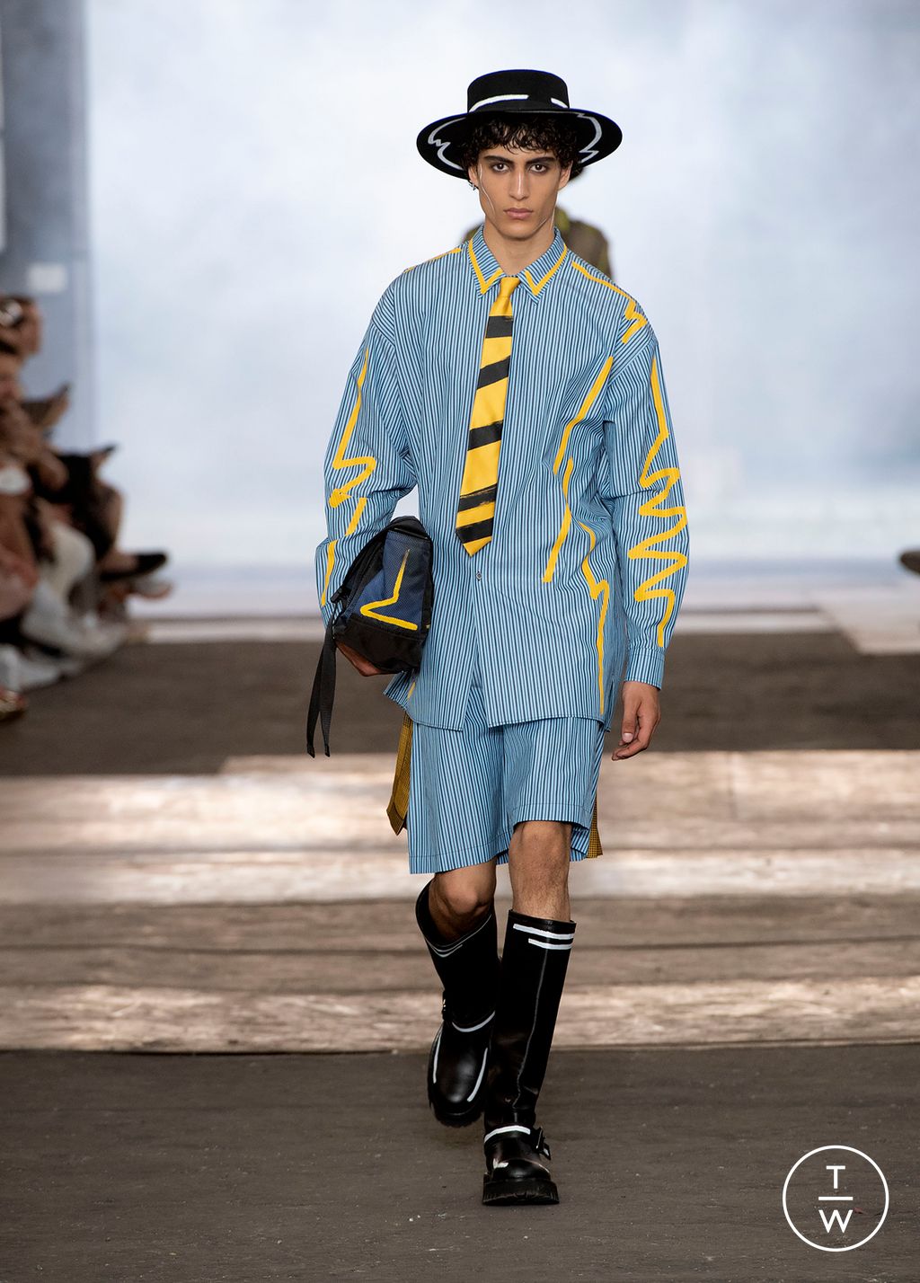 Fashion Week Milan Spring/Summer 2023 look 18 de la collection Moschino menswear