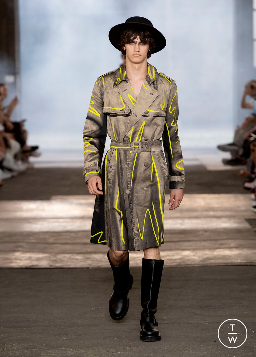 Fashion Week Milan Spring/Summer 2023 look 19 de la collection Moschino menswear