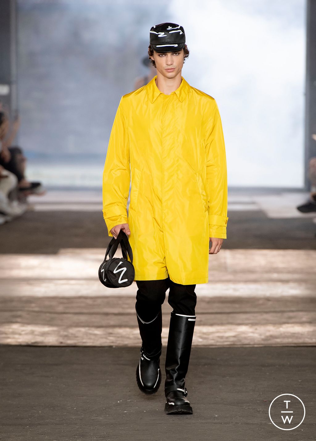 Fashion Week Milan Spring/Summer 2023 look 2 from the Moschino collection 男装