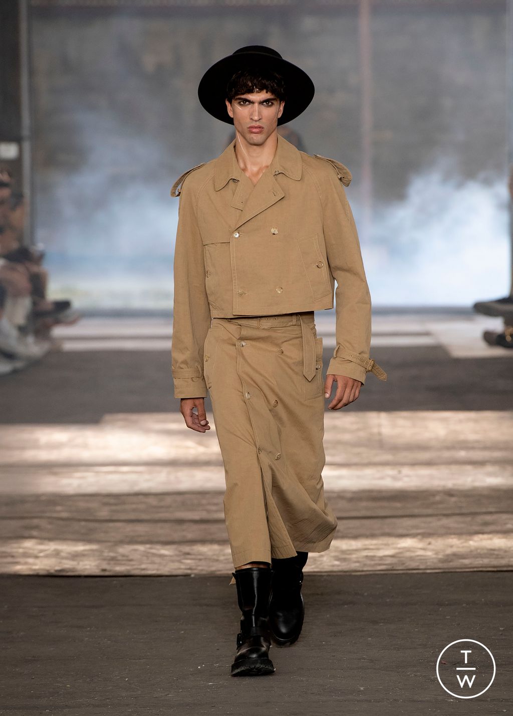 Fashion Week Milan Spring/Summer 2023 look 22 from the Moschino collection 男装