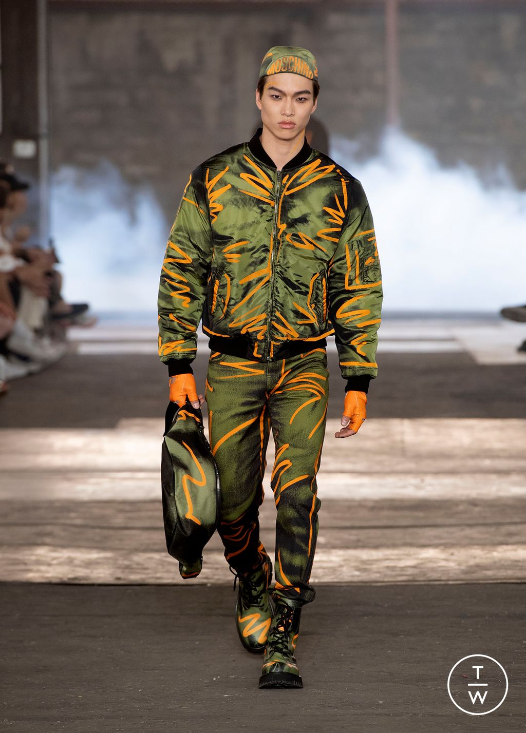 Fashion Week Milan Spring/Summer 2023 look 23 from the Moschino collection menswear
