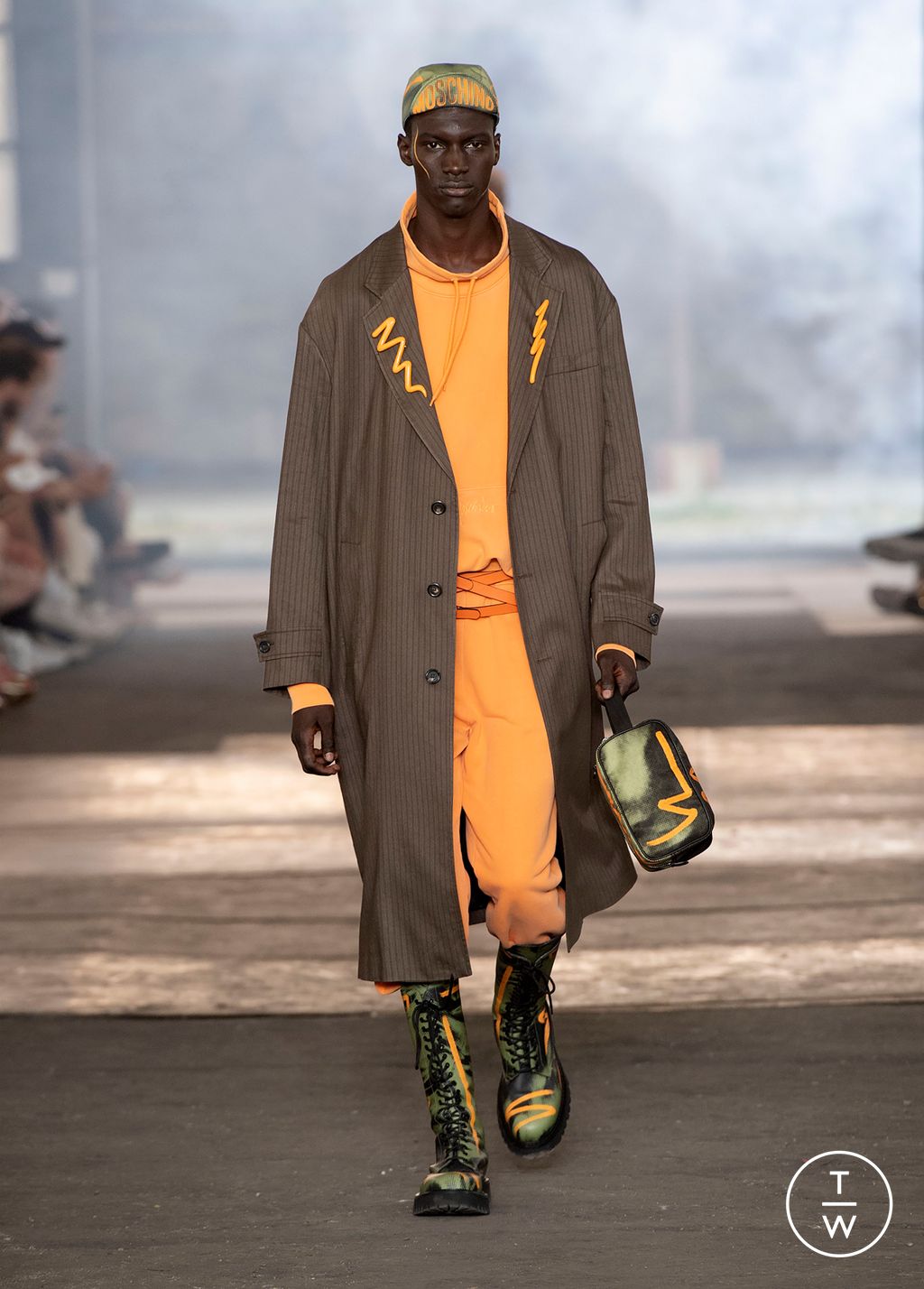 Fashion Week Milan Spring/Summer 2023 look 24 from the Moschino collection menswear