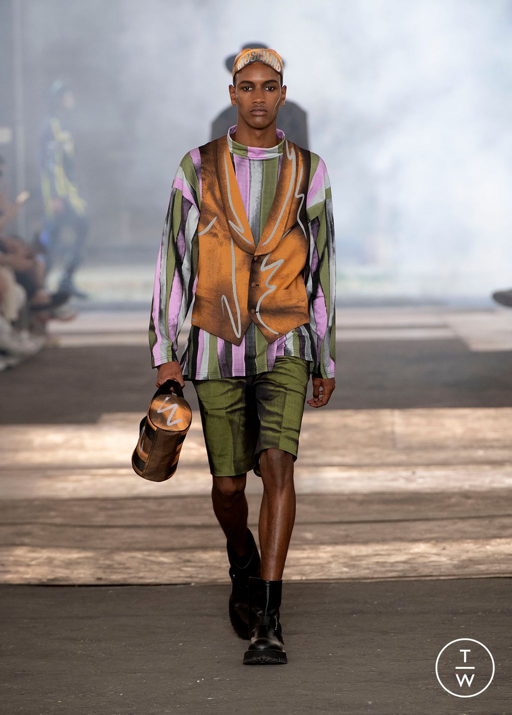 Fashion Week Milan Spring/Summer 2023 look 25 from the Moschino collection 男装