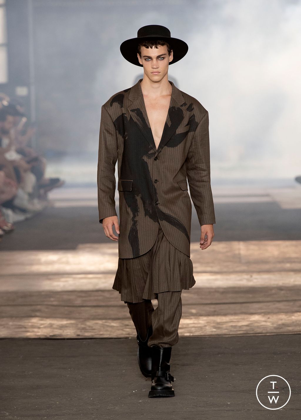 Fashion Week Milan Spring/Summer 2023 look 26 from the Moschino collection 男装