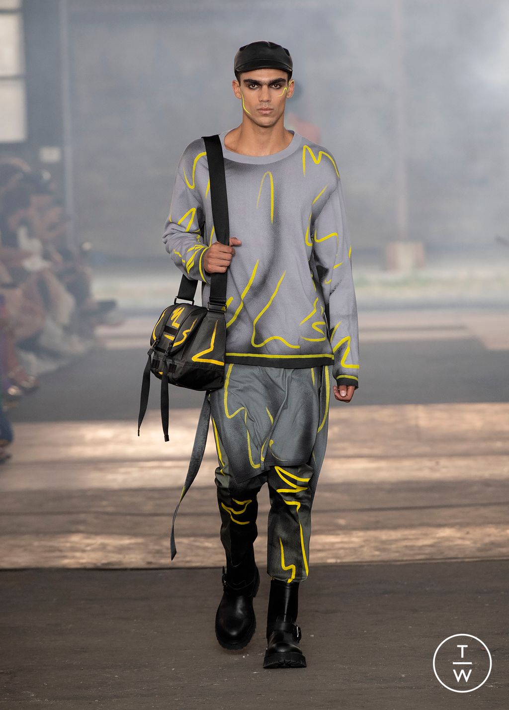 Fashion Week Milan Spring/Summer 2023 look 27 from the Moschino collection 男装