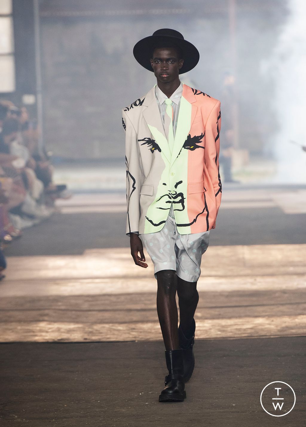 Fashion Week Milan Spring/Summer 2023 look 28 de la collection Moschino menswear