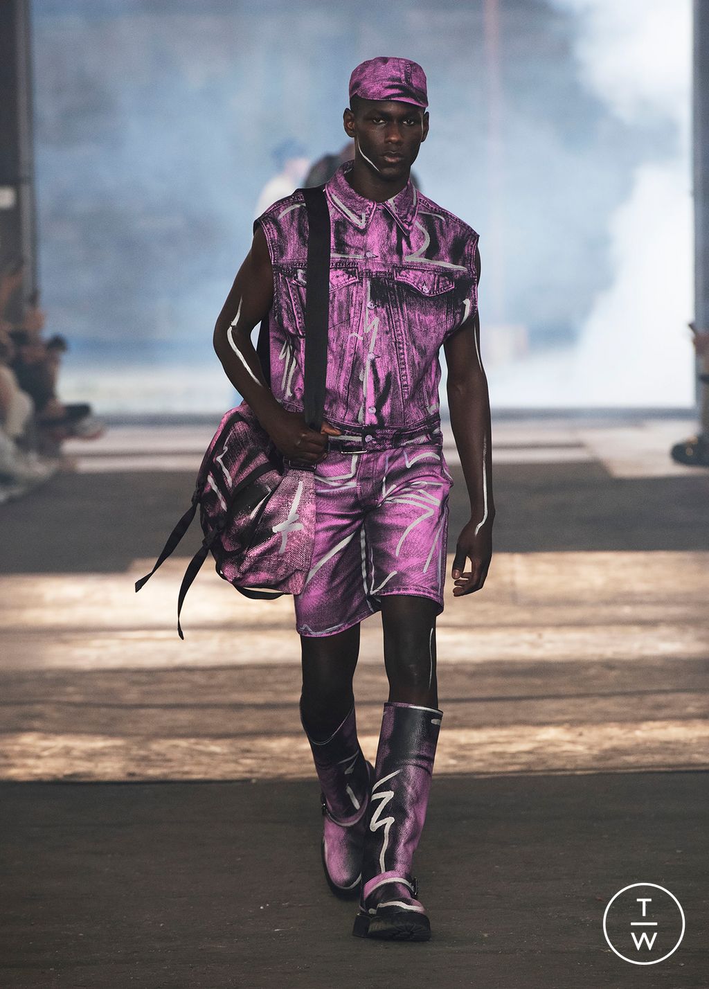 Fashion Week Milan Spring/Summer 2023 look 30 de la collection Moschino menswear