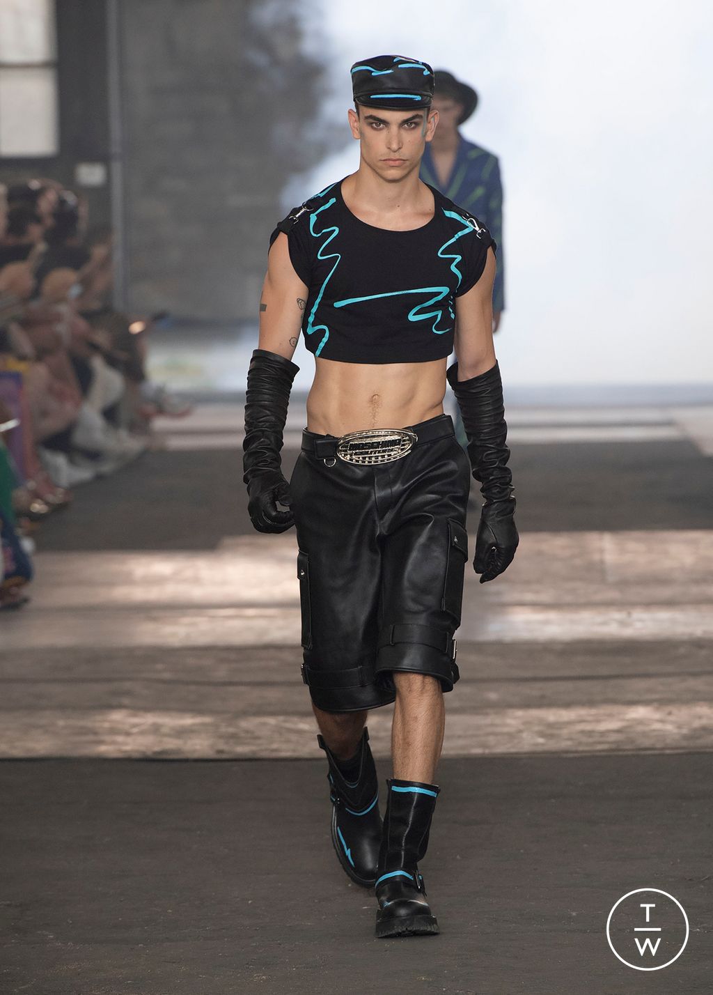 Fashion Week Milan Spring/Summer 2023 look 33 from the Moschino collection 男装