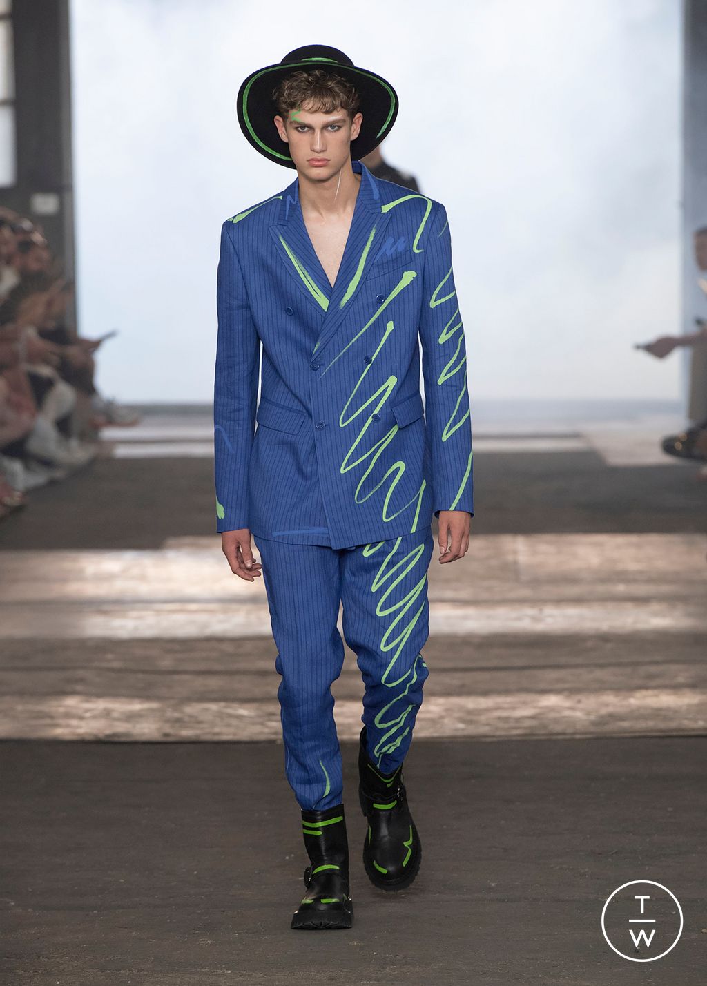 Fashion Week Milan Spring/Summer 2023 look 34 from the Moschino collection menswear
