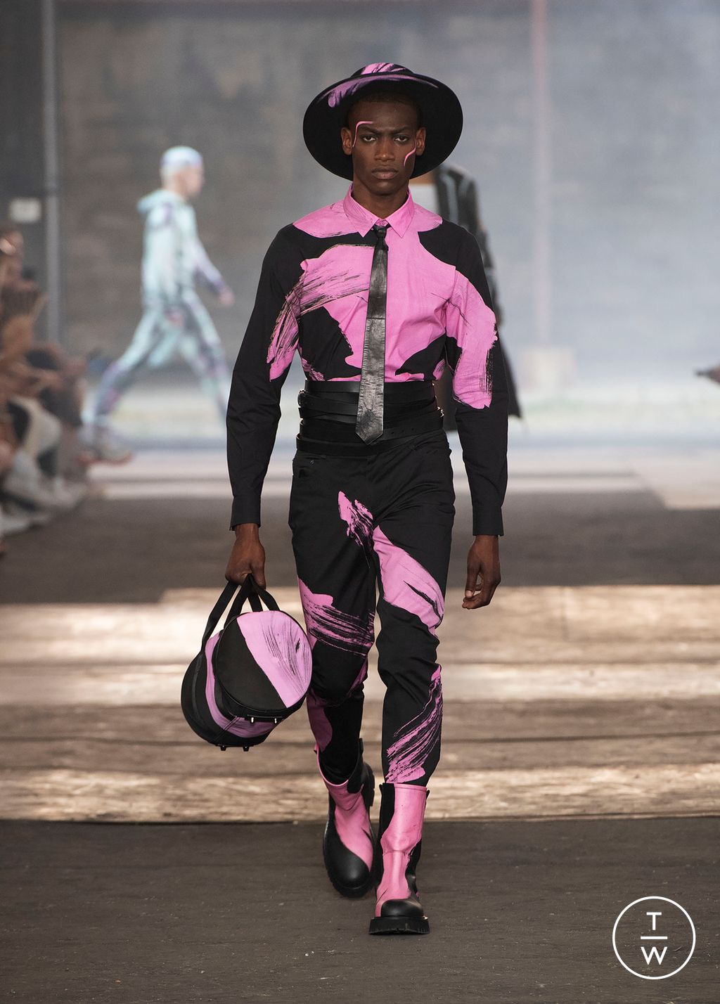 Fashion Week Milan Spring/Summer 2023 look 37 from the Moschino collection 男装