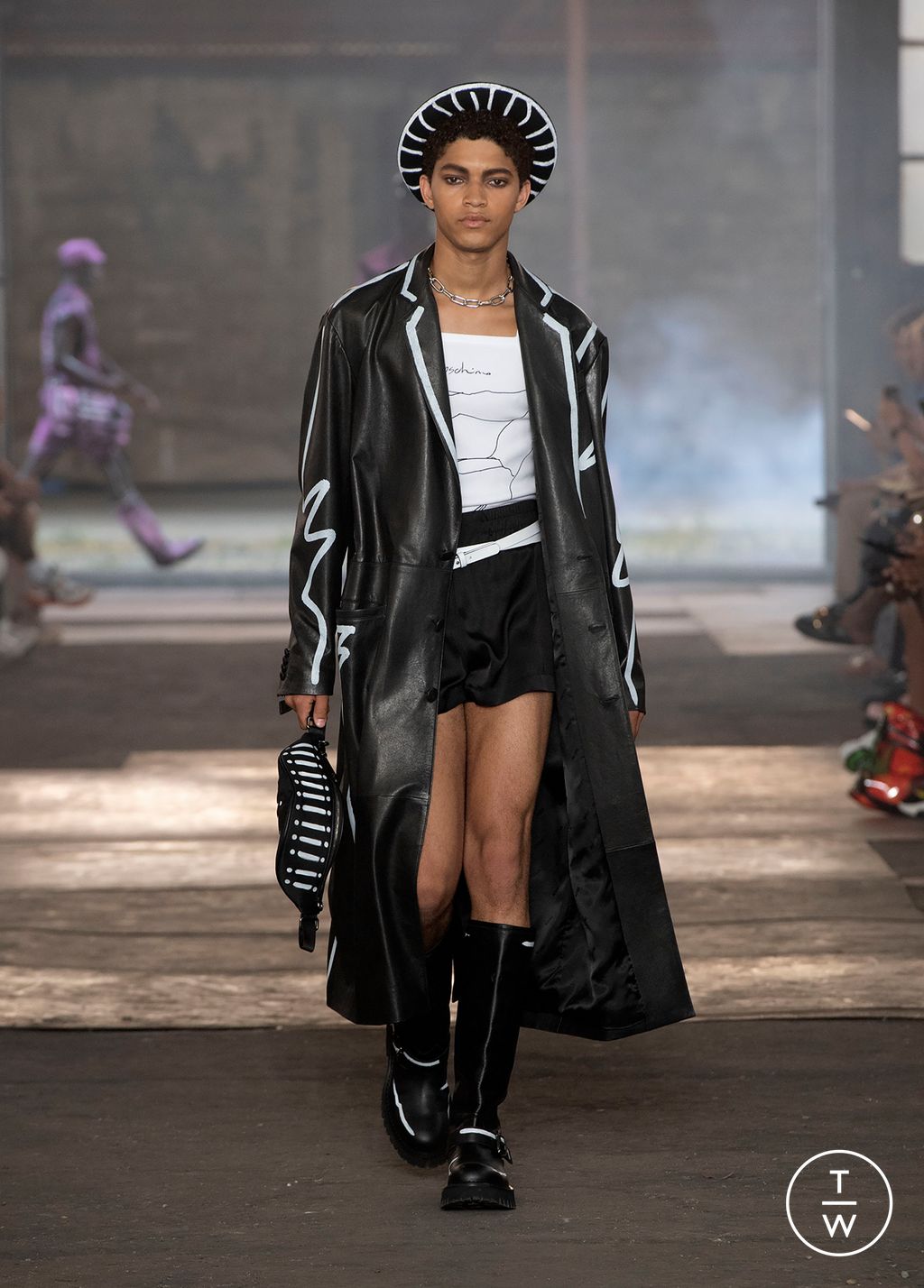 Fashion Week Milan Spring/Summer 2023 look 38 from the Moschino collection 男装