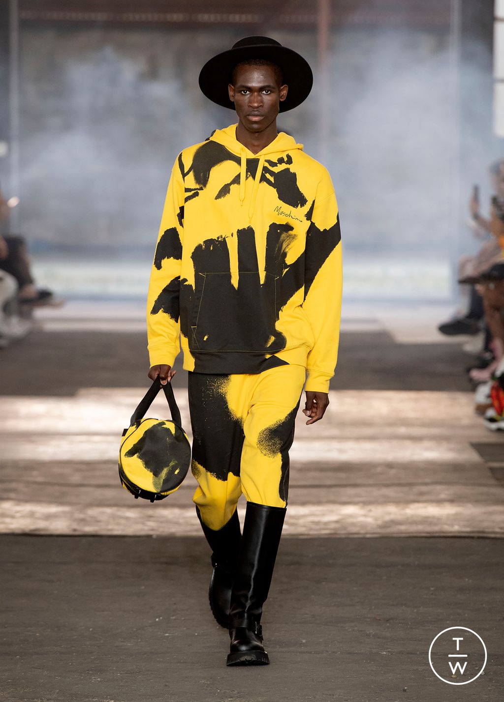 Fashion Week Milan Spring/Summer 2023 look 4 from the Moschino collection menswear