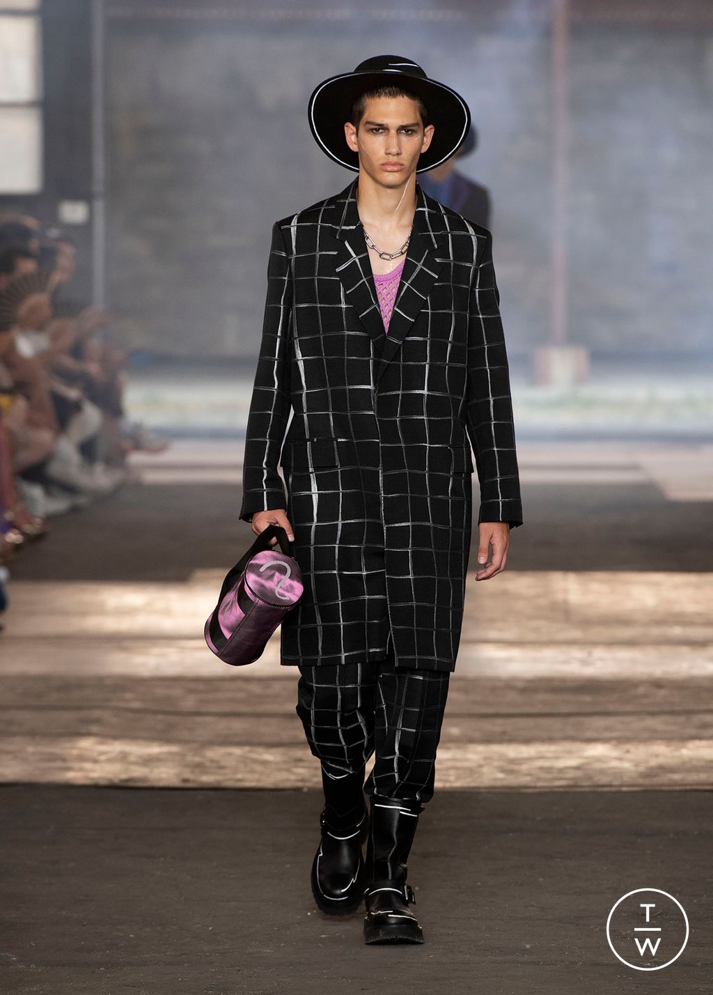 Fashion Week Milan Spring/Summer 2023 look 40 de la collection Moschino menswear