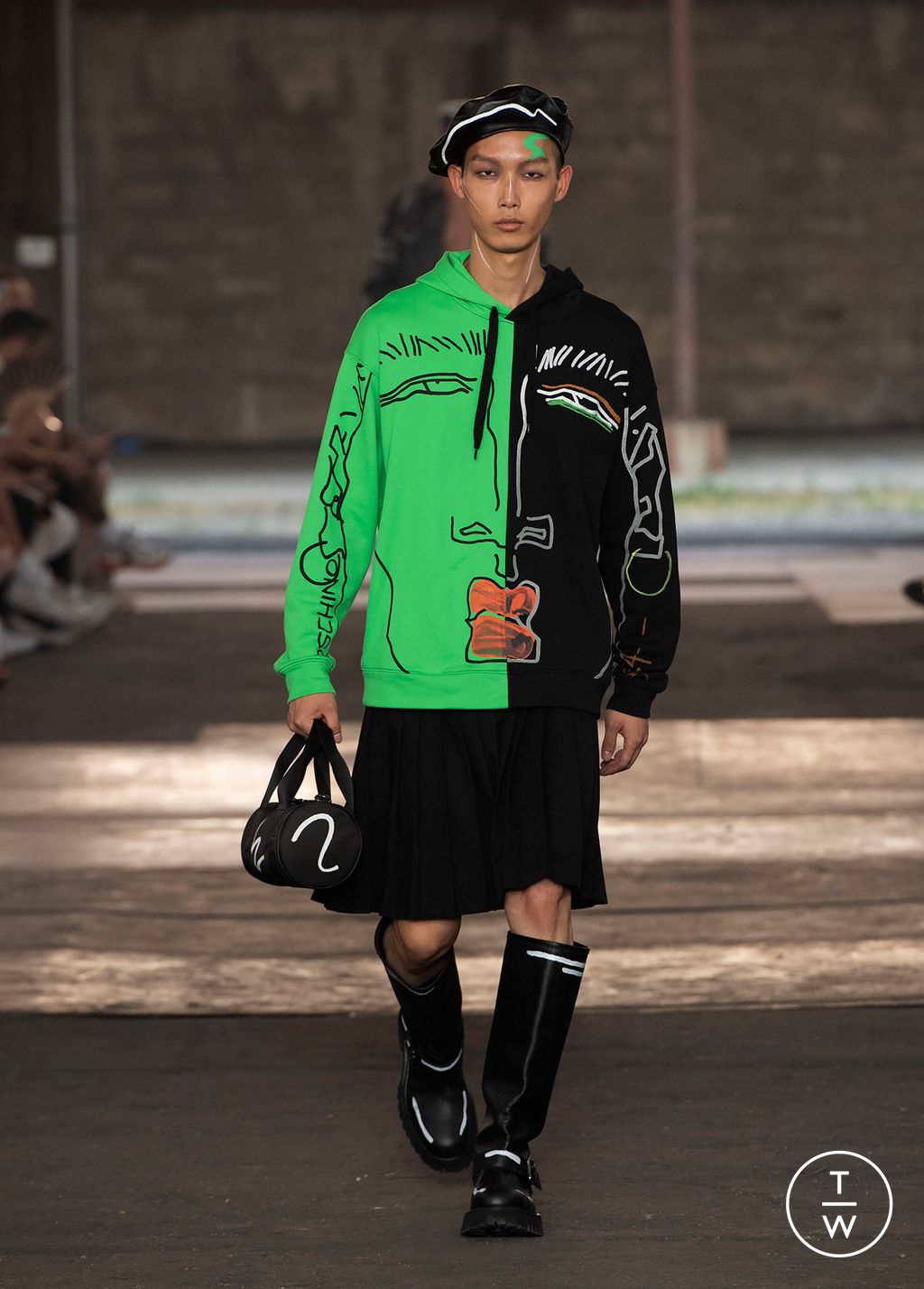 Fashion Week Milan Spring/Summer 2023 look 46 from the Moschino collection 男装