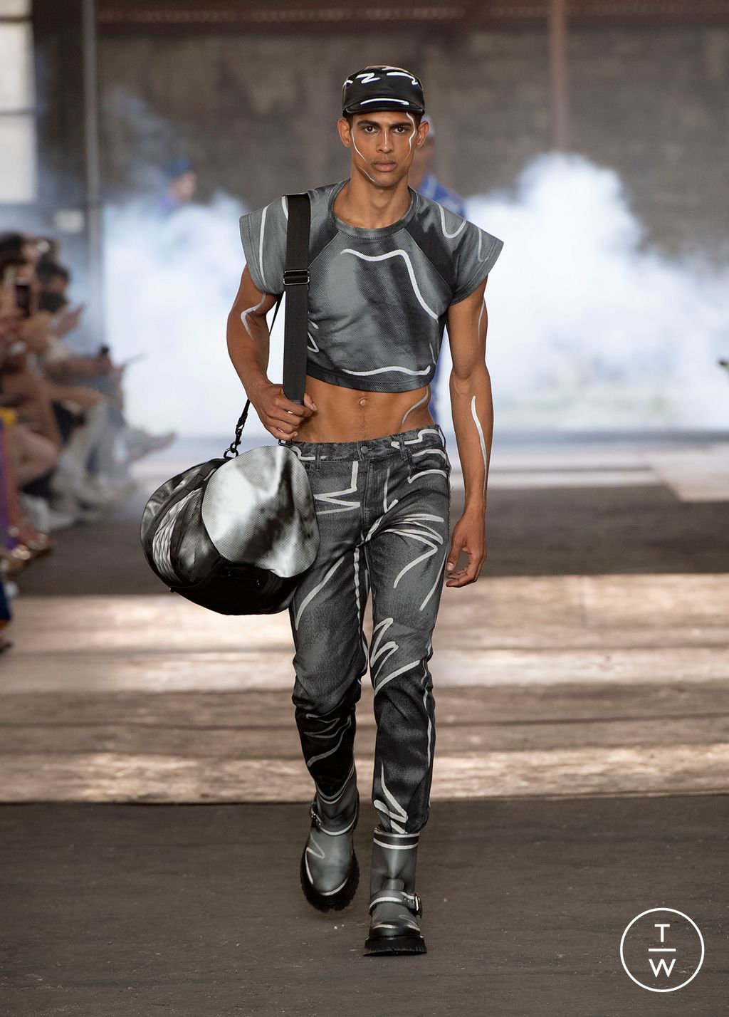Fashion Week Milan Spring/Summer 2023 look 49 from the Moschino collection 男装