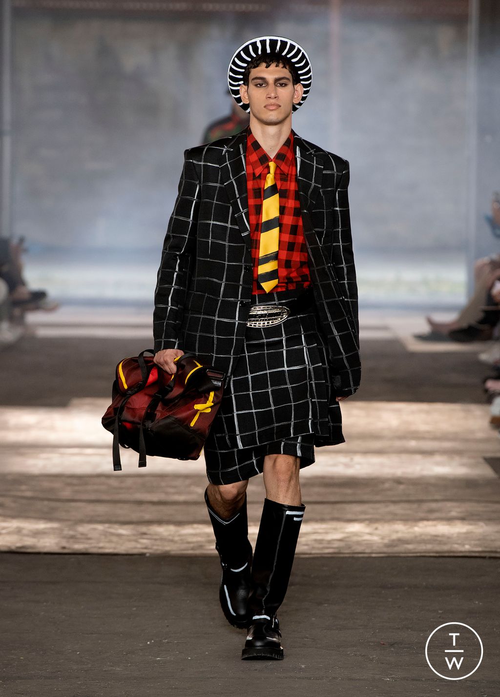 Fashion Week Milan Spring/Summer 2023 look 5 de la collection Moschino menswear