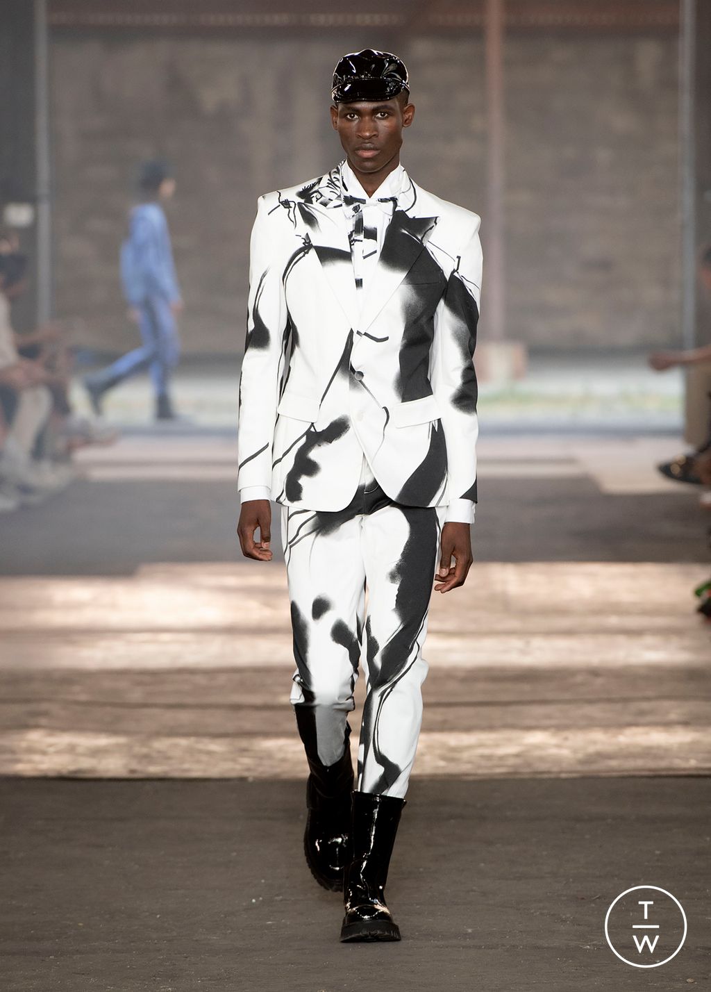Fashion Week Milan Spring/Summer 2023 look 51 from the Moschino collection 男装