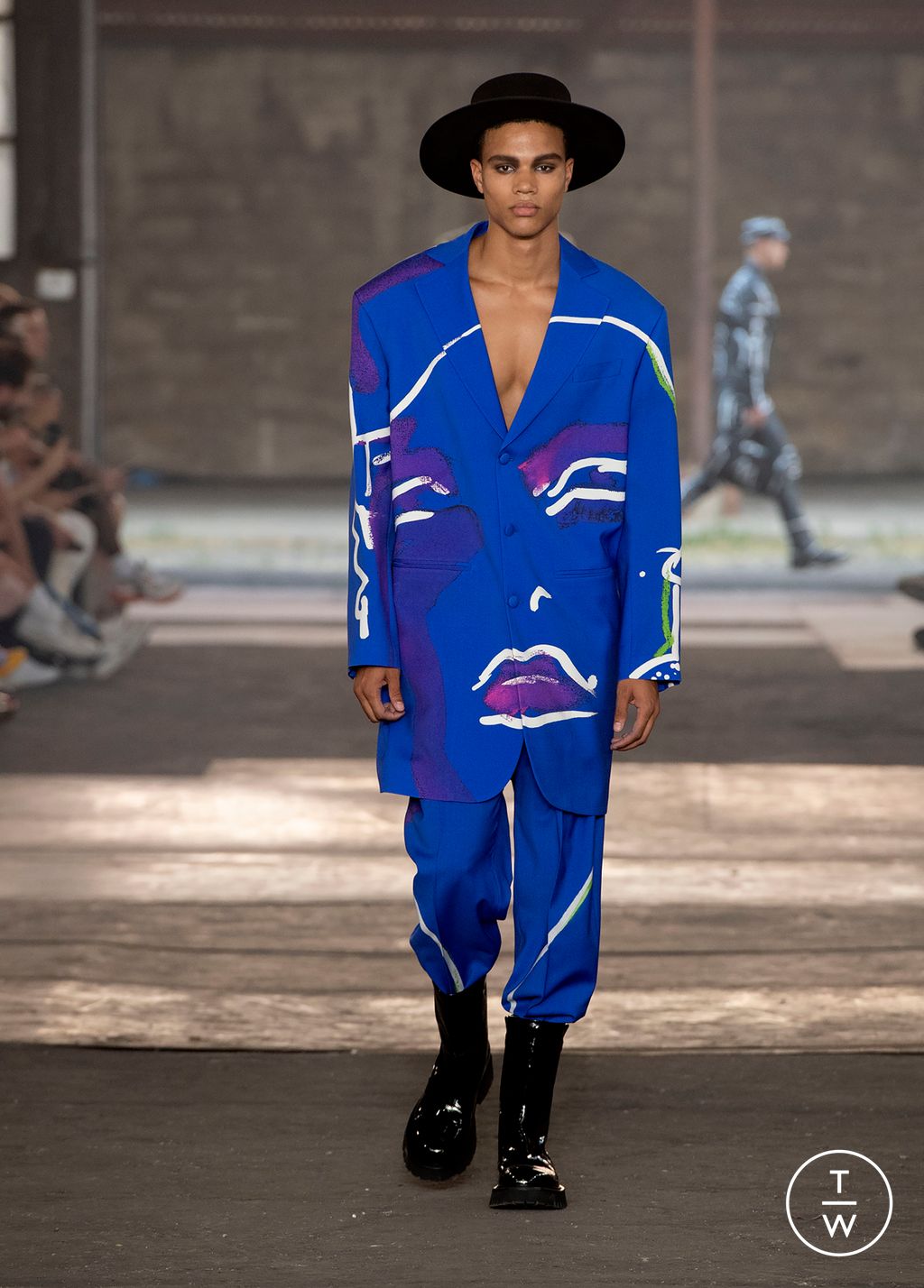 Fashion Week Milan Spring/Summer 2023 look 52 from the Moschino collection 男装
