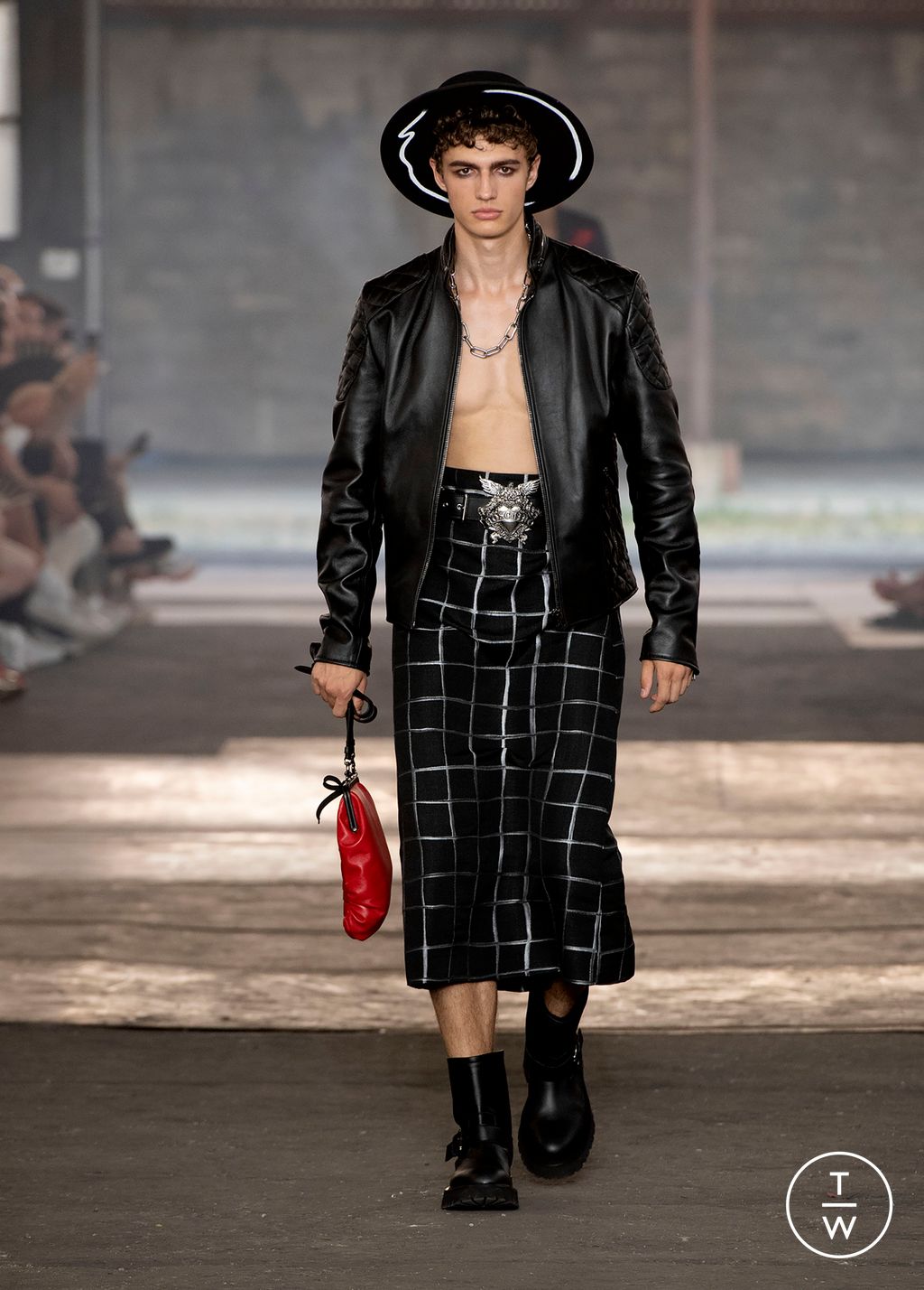 Fashion Week Milan Spring/Summer 2023 look 7 de la collection Moschino menswear