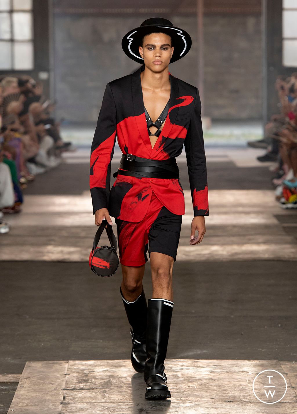 Fashion Week Milan Spring/Summer 2023 look 8 from the Moschino collection menswear