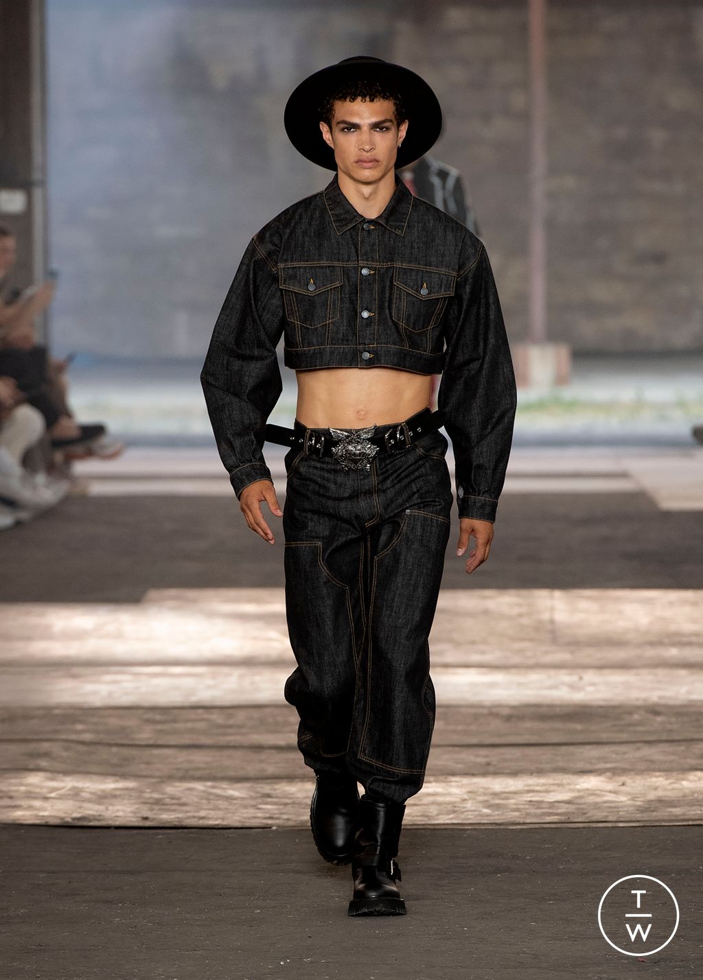 Fashion Week Milan Spring/Summer 2023 look 9 from the Moschino collection menswear
