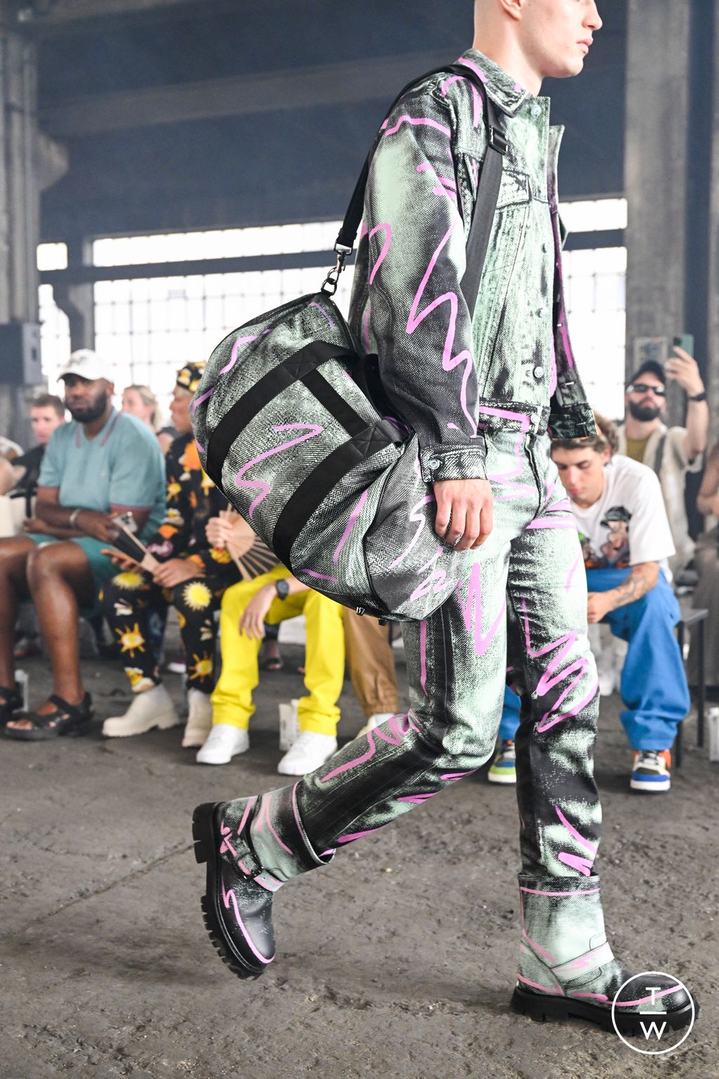 Fashion Week Milan Spring/Summer 2023 look 13 de la collection Moschino menswear accessories