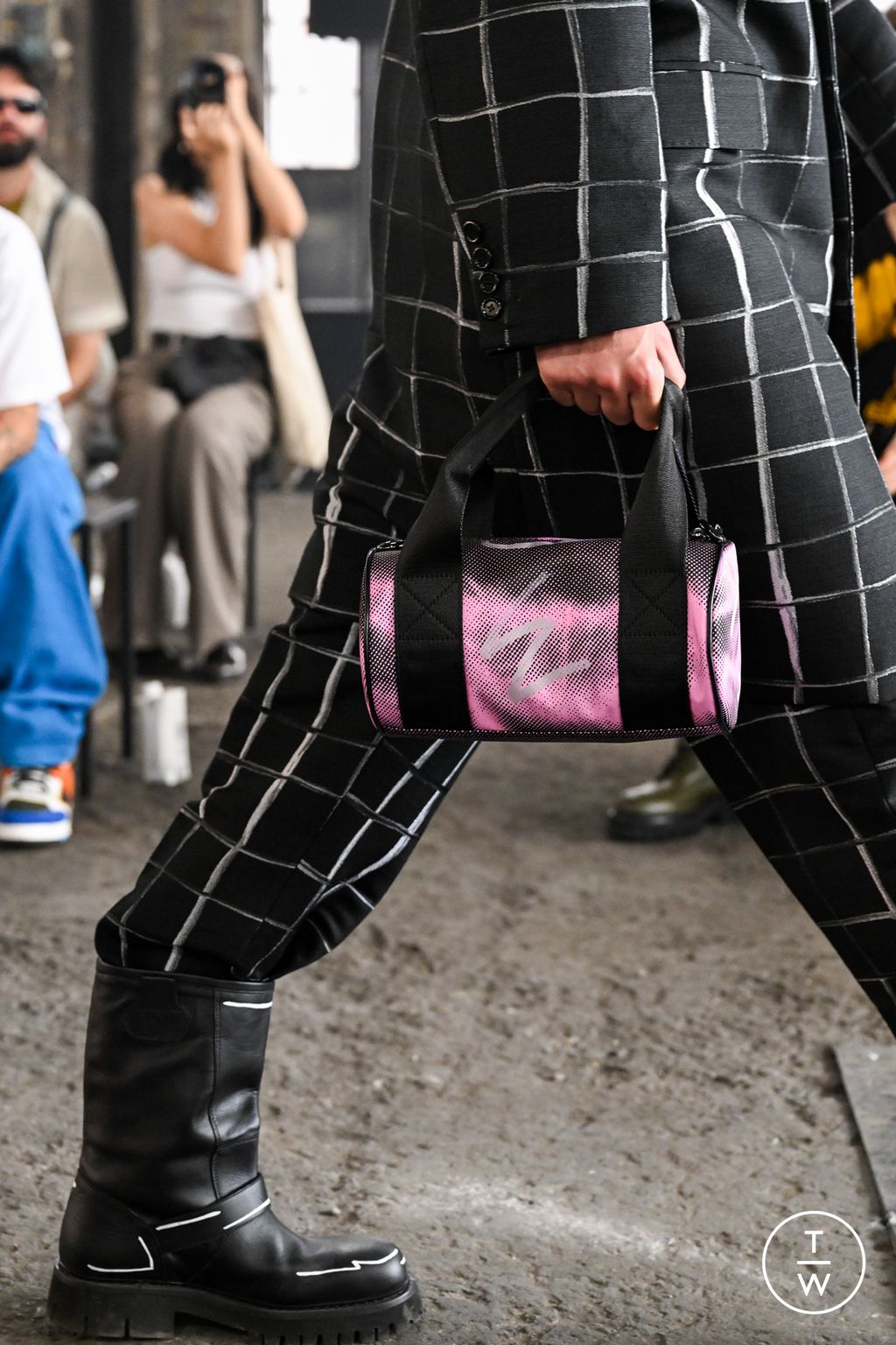 Fashion Week Milan Spring/Summer 2023 look 15 de la collection Moschino menswear accessories