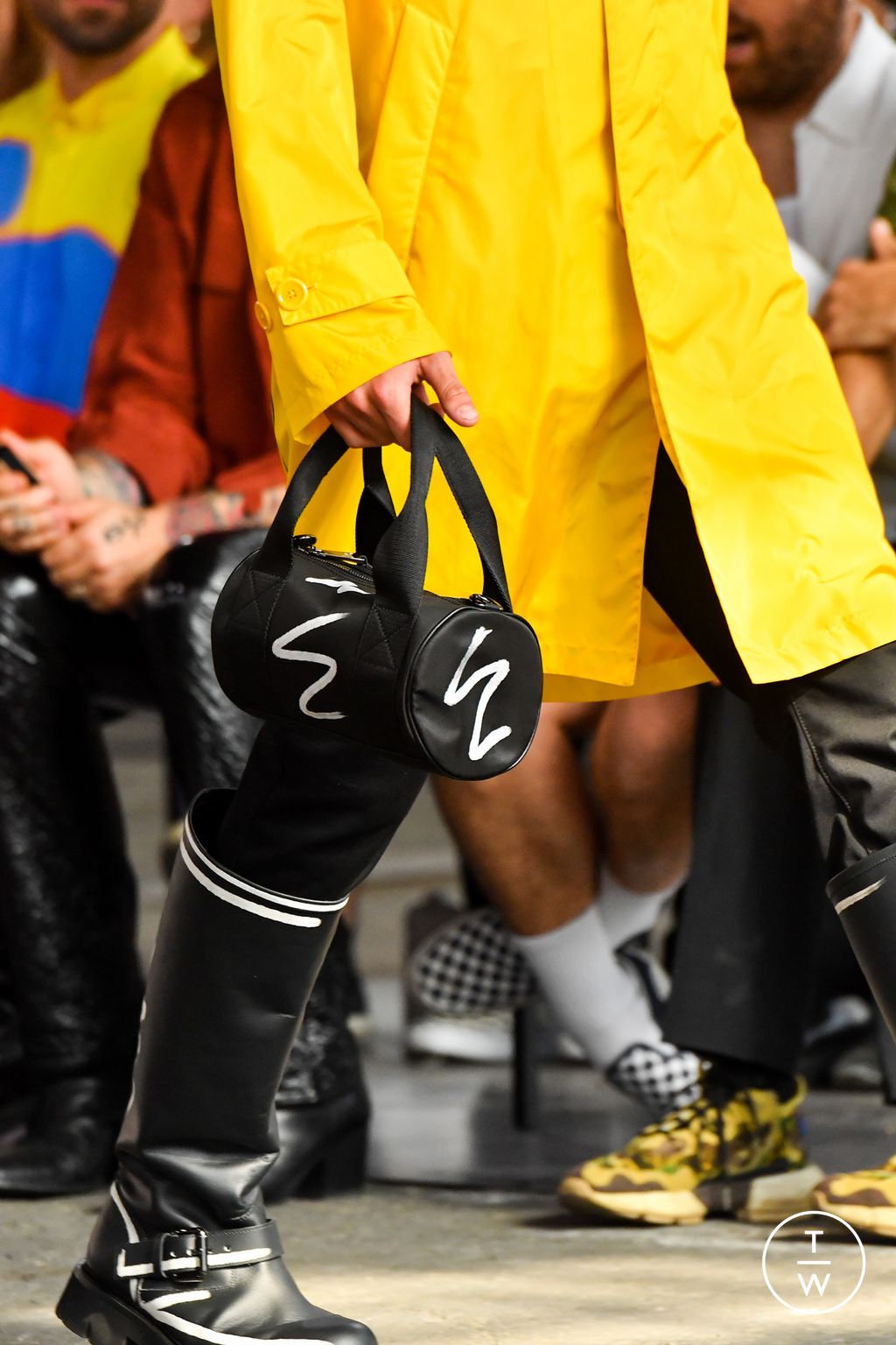 Fashion Week Milan Spring/Summer 2023 look 18 de la collection Moschino menswear accessories